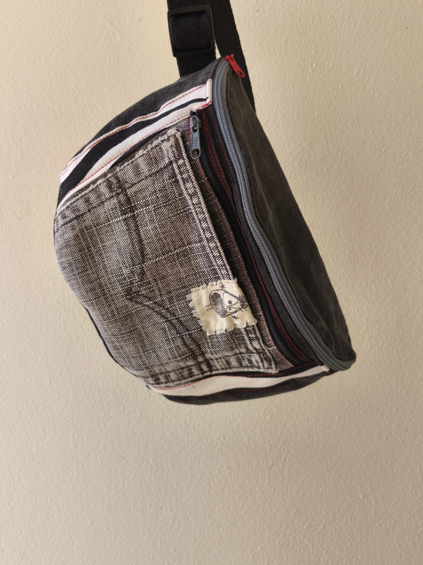 Bolsa de cintura Os básicos! Mala de cintura cinza e estampado de ganga com bolso exterior e fecho zip.