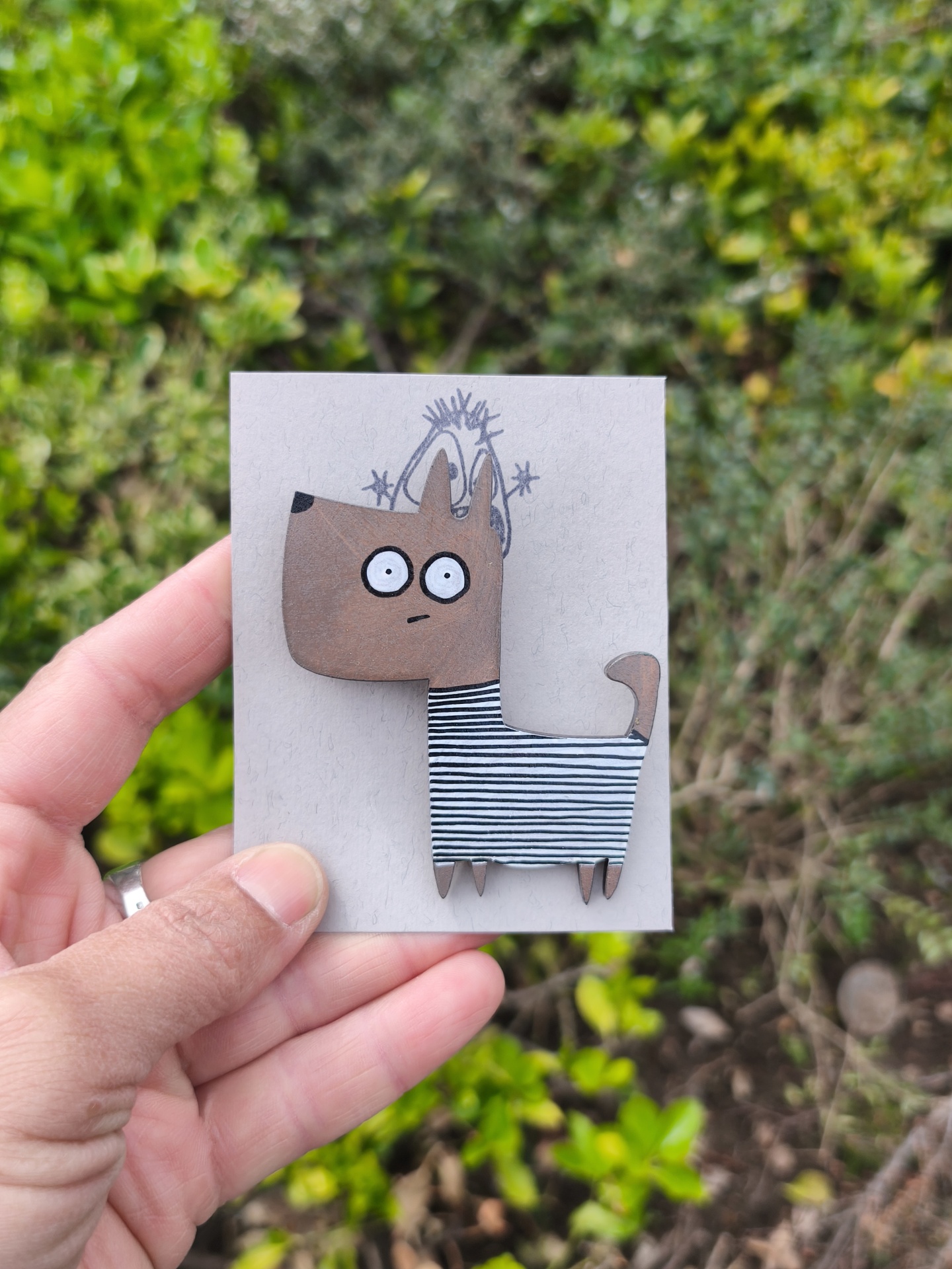 Alfinete cão #2! Broche de madeira pintado à mão com figura de cão riscado castanho e branco em fundo de plantas