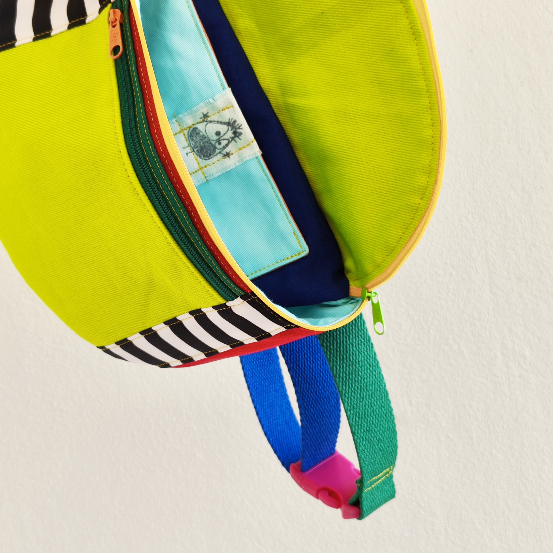 Bolsas de cintura Color Block! Mochila multicolorida com fecho e alças coloridas, detalhe de rosto desenhado no interior