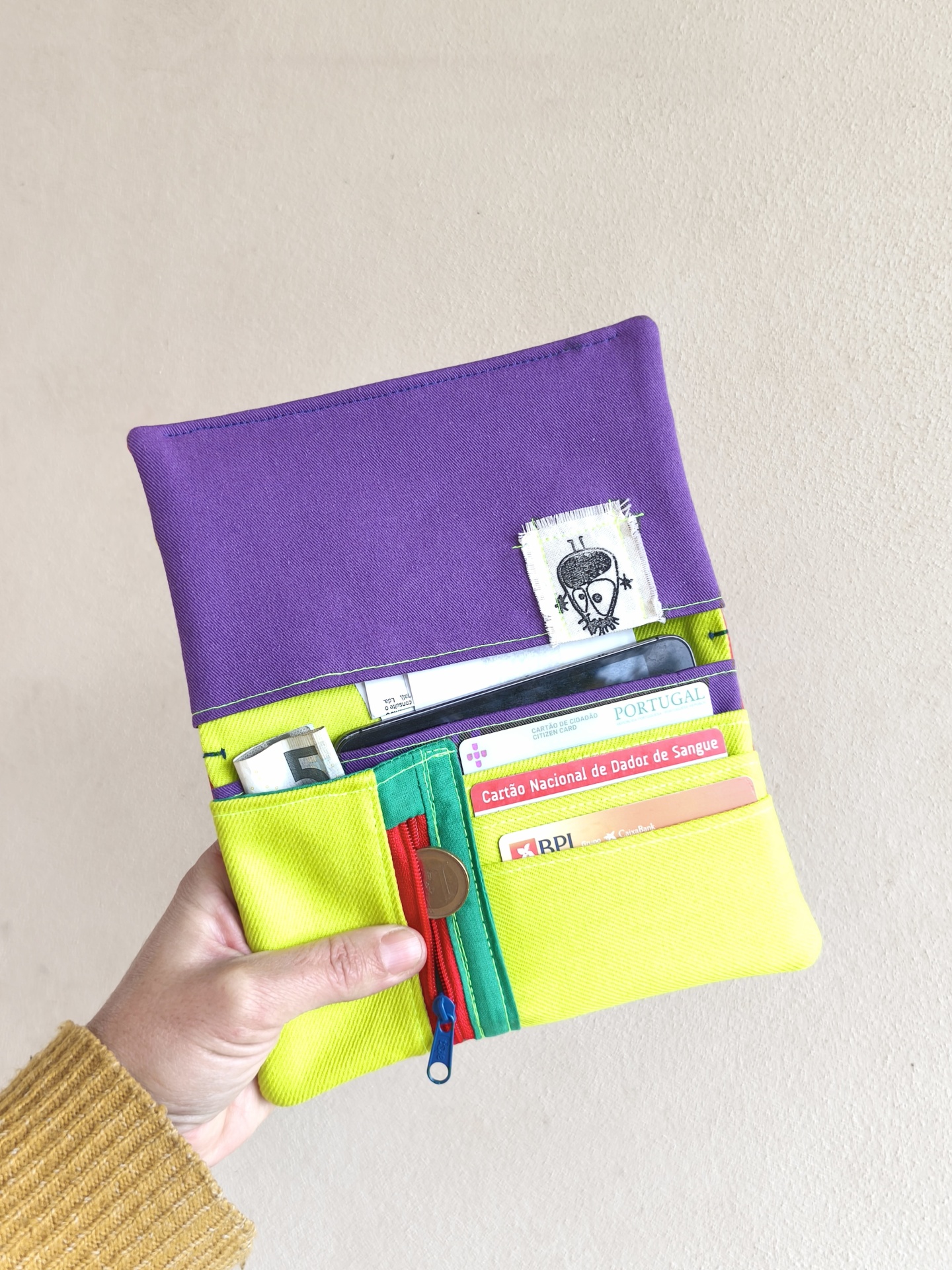 Carteiras porta-tudo! Carteira colorida em tecido com zíper azul e cartões visíveis
