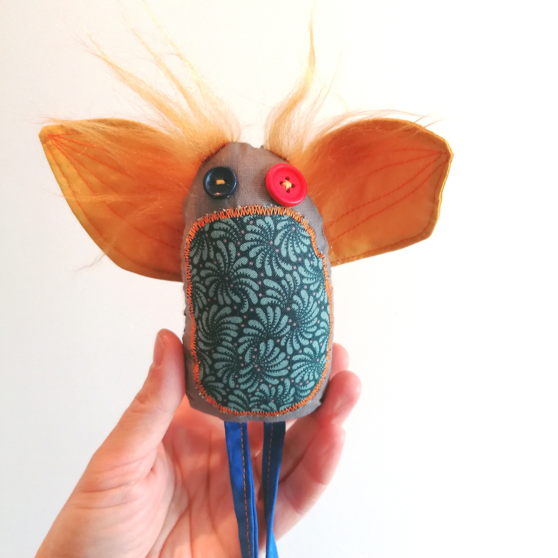 Passatortos! Brinquedo artesanal colorido com grandes orelhas e olhos de botões