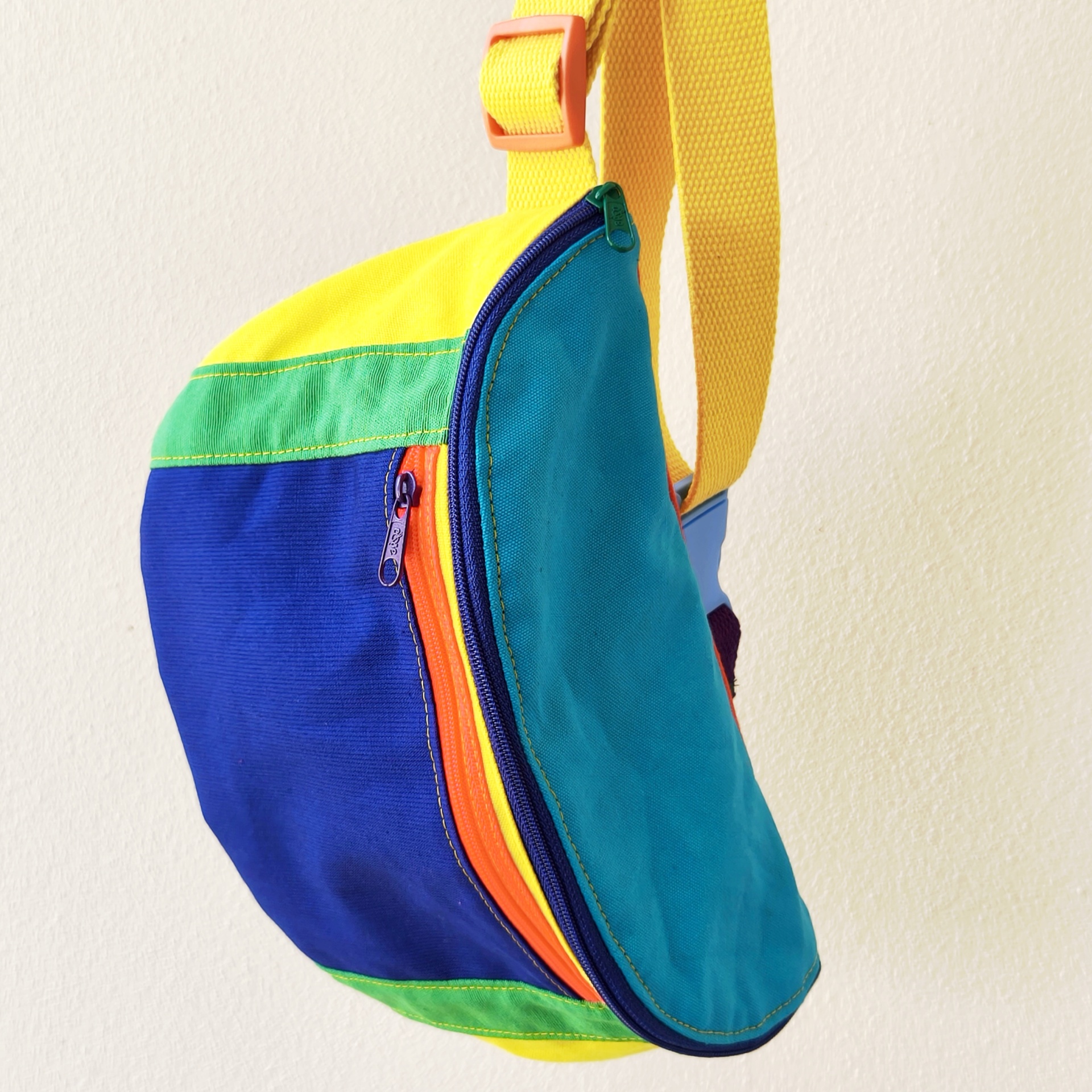 Bolsas de cintura Color Block! Mochila pequena colorida com alça amarela pendurada na parede