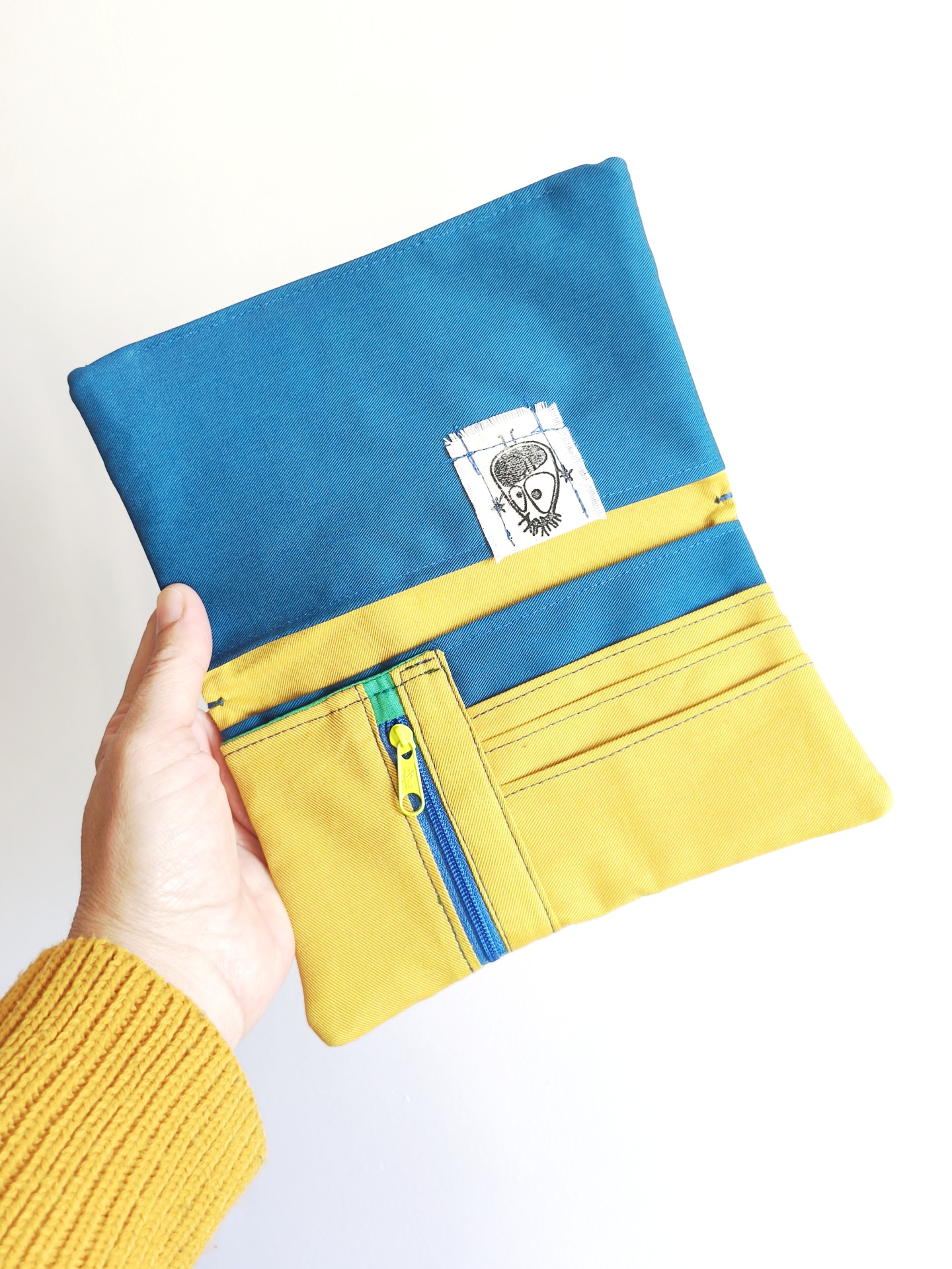Carteiras porta-tudo! Carteira de tecido azul e amarelo com fecho e etiqueta