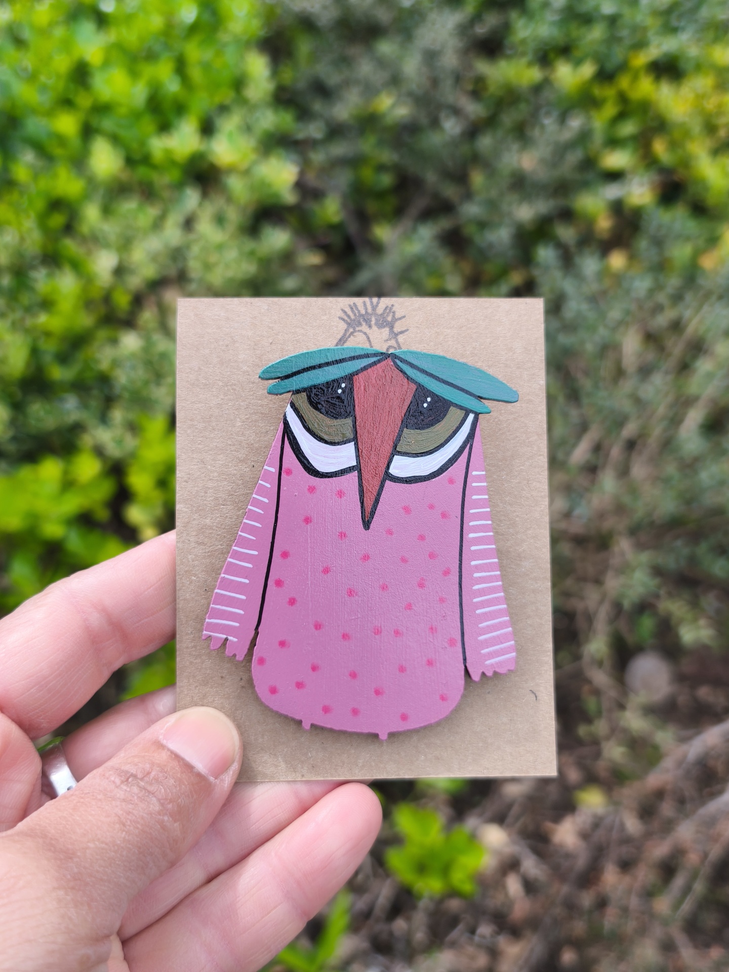 Alfinete mocho! Broche ou íman de madeira com figura de pássaro pintado em cores rosa, verde, castanho e preto.