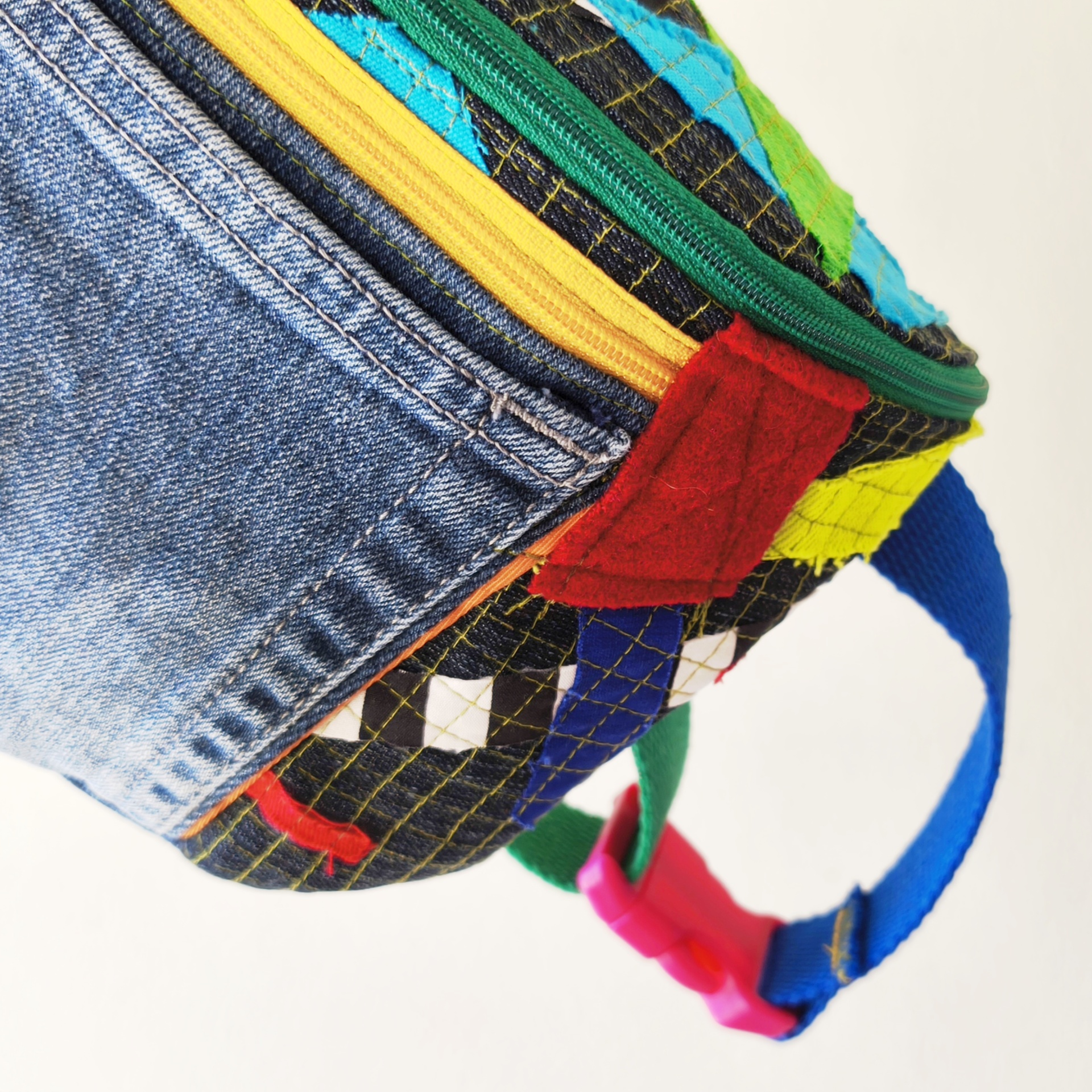 Bolsas de cintura Trapo! Mochila colorida em tecido com bolso em ganga e fecho verde.