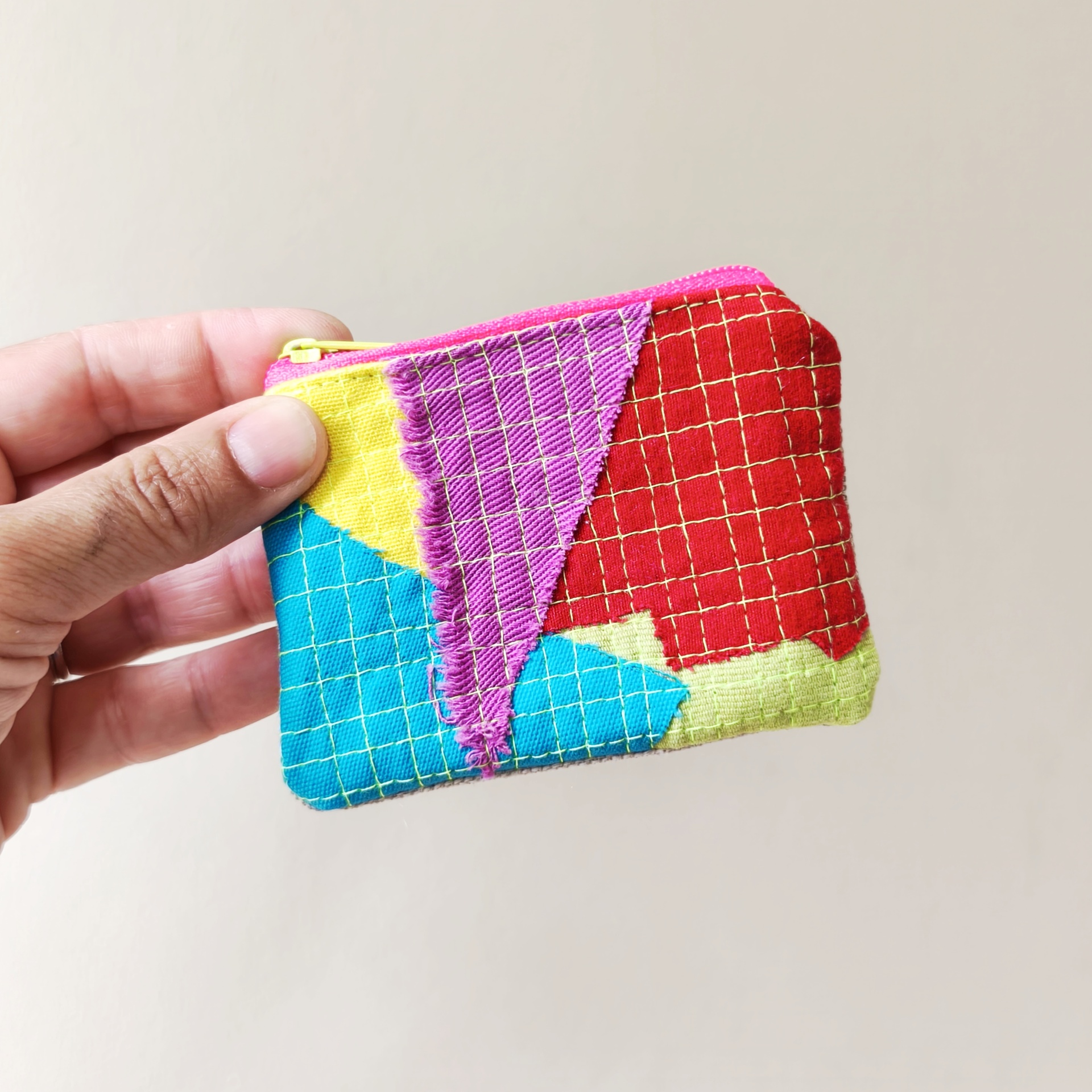 Mini bolsa trapo Carteira têxtil colorida em patchwork com padrão quadriculado e fecho de correr amarelo
