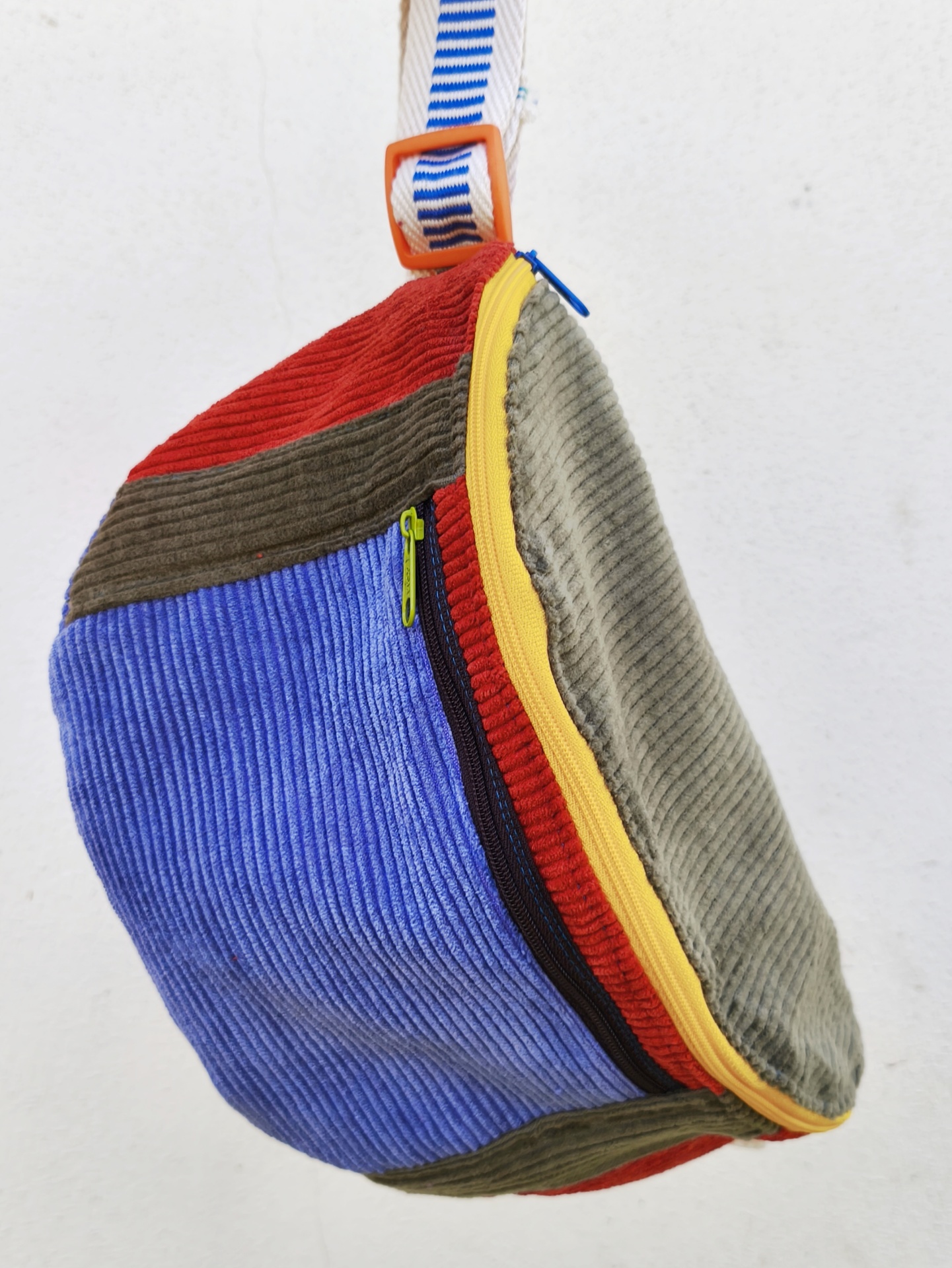 Bolsa de cintura BOMBAzine! Mochila colorida em veludo cotelê com fechos éclair e alça com riscas azuis