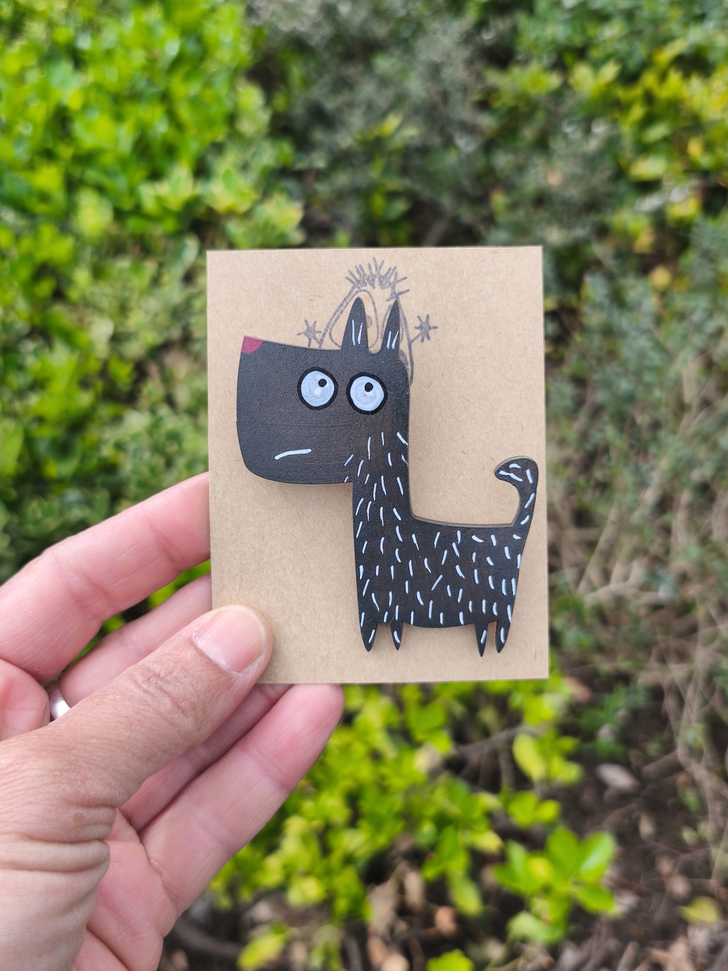 Alfinete cão #2! Broche de madeira com desenho de cão negro estilizado em cartão castanho