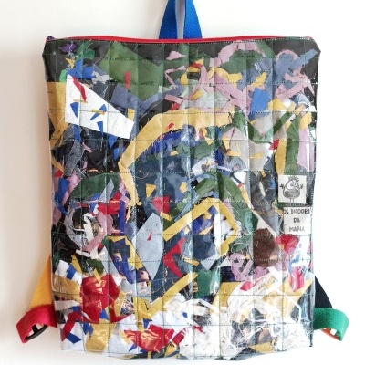 Mochila colorida de retalhos plastificada com etiqueta Os Bigodes da Maria