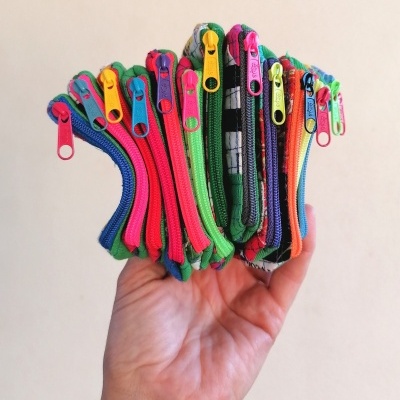 Bolsas pequenas coloridas com fechos de correr coloridos.