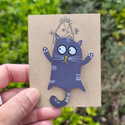 Cartão com ilustração de gato roxo de olhos grandes