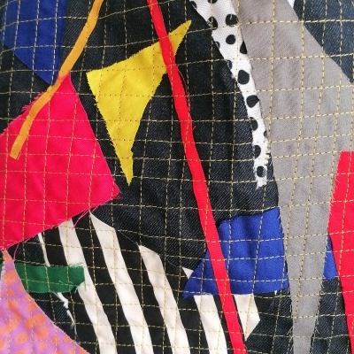 Tecido acolchoado com padrão geométrico colorido