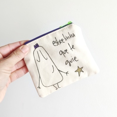 Bolsa pequena em tecido cru com personagem e texto 'estrelinha que te guie'