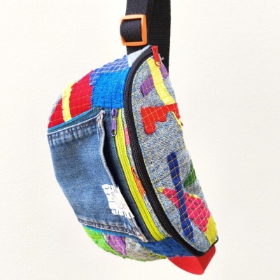 Mochila tiracolo colorida com patchwork e bolso jeans