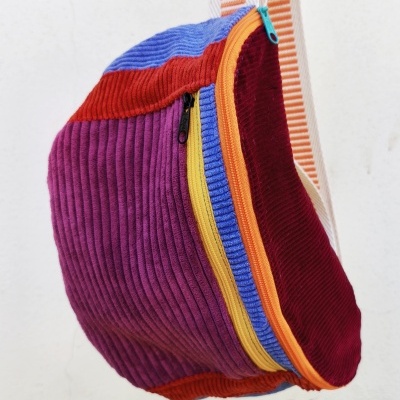 Mochila colorida de veludo cotelê com fechos e alça listrada