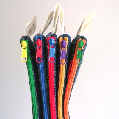 Cinco bolsas estreitas com fechos de correr coloridos