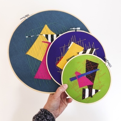 Bastidores de bordado coloridos com padrões geométricos abstratos