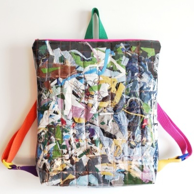 Mochila colorida com padrão de retalhos e alças multicoloridas