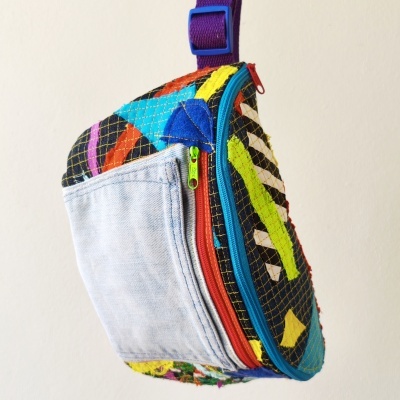 Mochila colorida com bolso de ganga e vários fechos