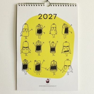 Calendário de parede 2027 com desenhos amarelos e texto WWW.OSBIGODESDAMARIA.PT