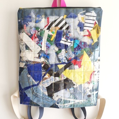 Mochila patchwork colorida com alças de tecido e pega rosa