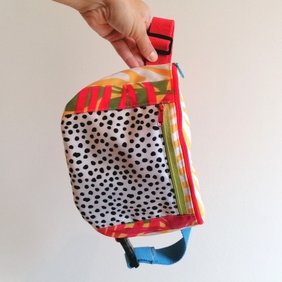 Bolsa pequena colorida com diferentes padrões e alça ajustável