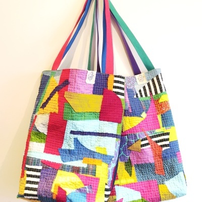 Bolsas de tecido patchwork coloridas com alças coloridas