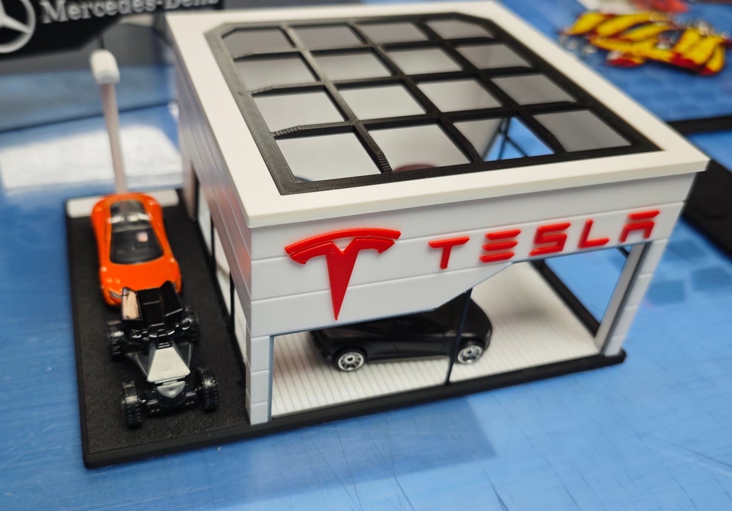 Maquete posto de carregamento Tesla com dois carros miniatura