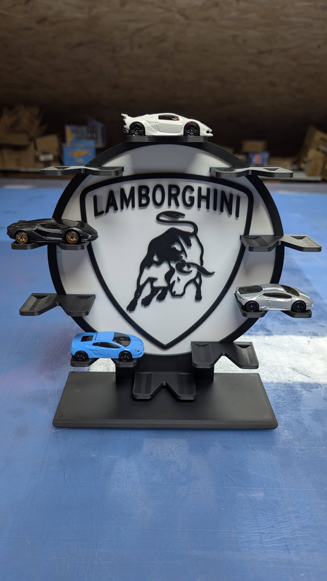 Suporte para miniaturas com logo Lamborghini e quatro miniaturas de carros em diferentes cores