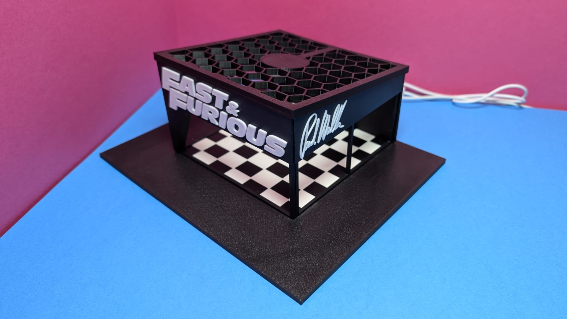 Miniatura de caixa preta Fast & Furious com base e chão xadrez