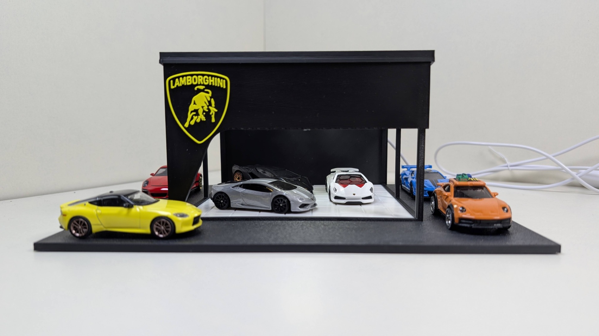 Garagem de miniaturas Lamborghini com seis carros em miniatura de várias cores