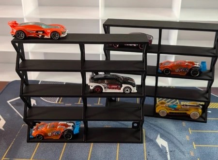 Estantes pretas com carrinhos de brinquedo Hot Wheels coloridos