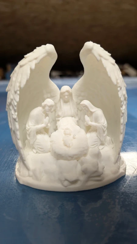 Miniatura natalícia branca da natividade com asas de anjo