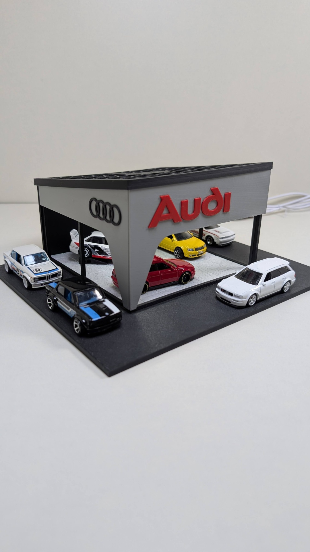 Miniatura de garagem Audi com carros de modelo