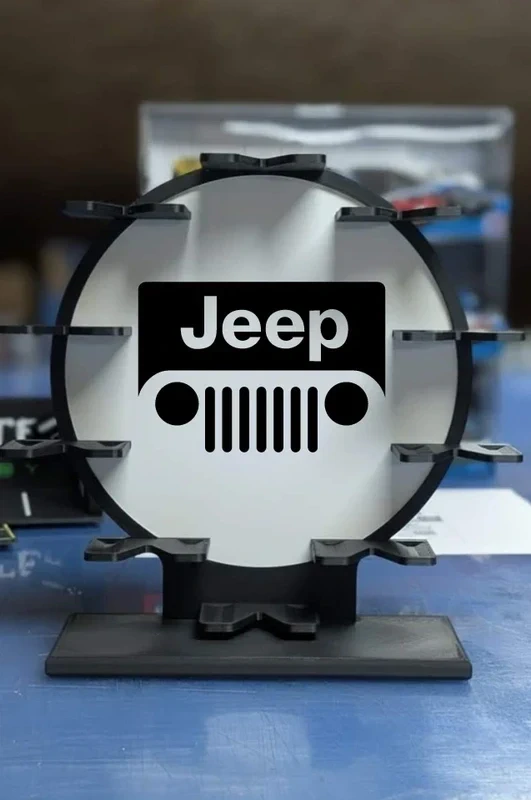 Suporte redondo preto e branco com logo Jeep e ganchos laterais