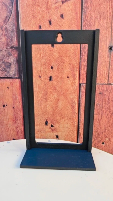 Suporte de metal preto com base plana e orifício para pendurar