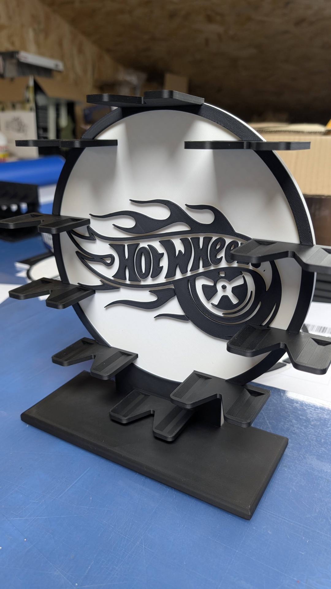 Expositor para carrinhos Hot Wheels preto e branco com suportes e logo em relevo