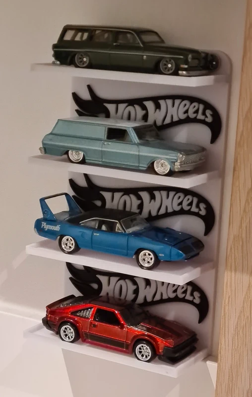 Quatro miniaturas de carros Hot Wheels em prateleiras brancas com logo Hot Wheels ao fundo