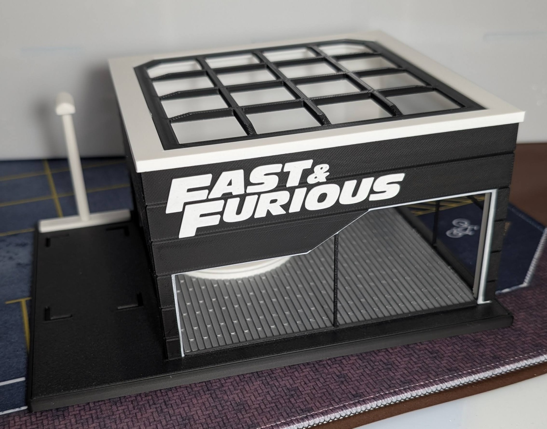 Miniatura de edifício com logo FAST & FURIOUS