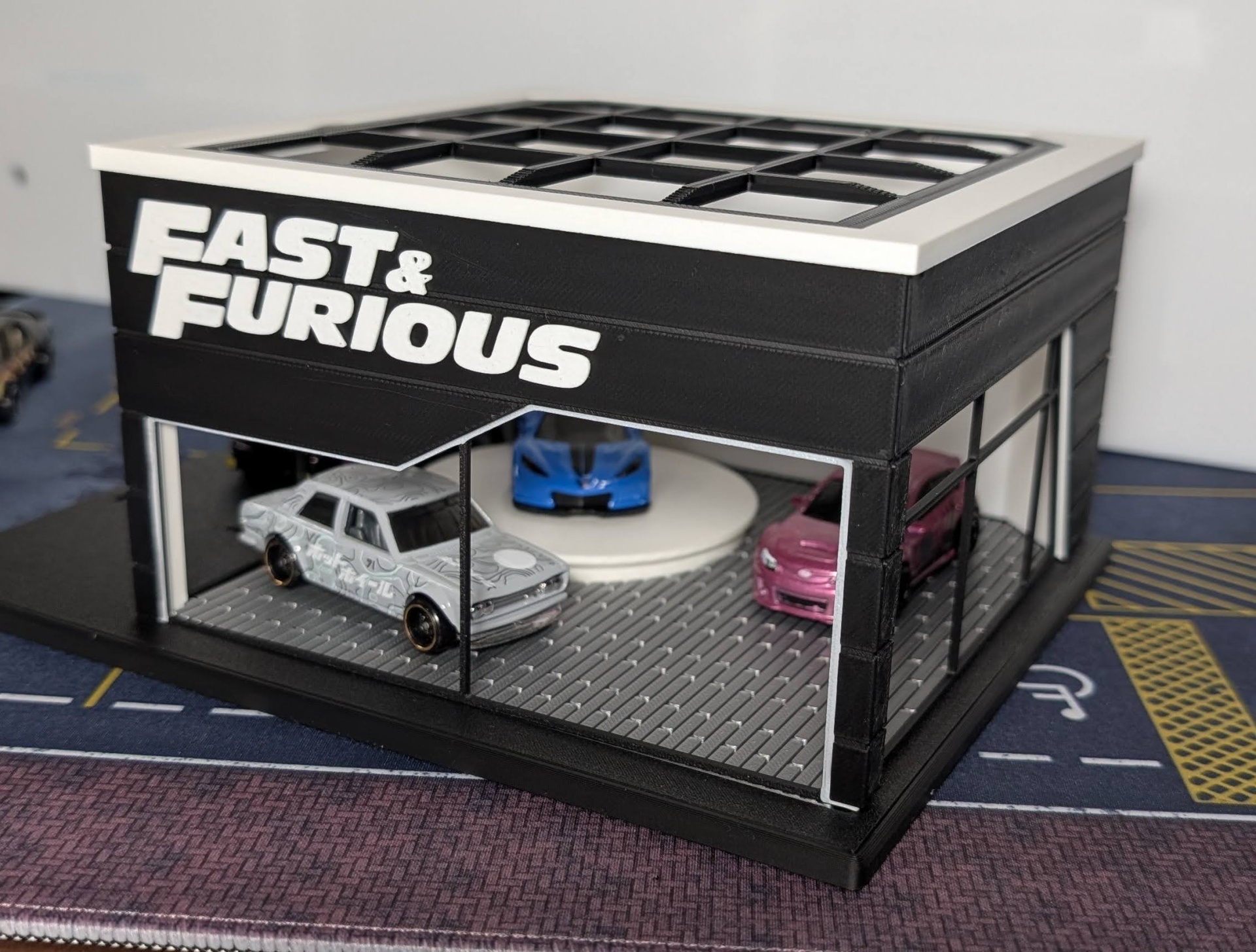 Expositor miniatura Fast & Furious com três carros em miniatura dentro
