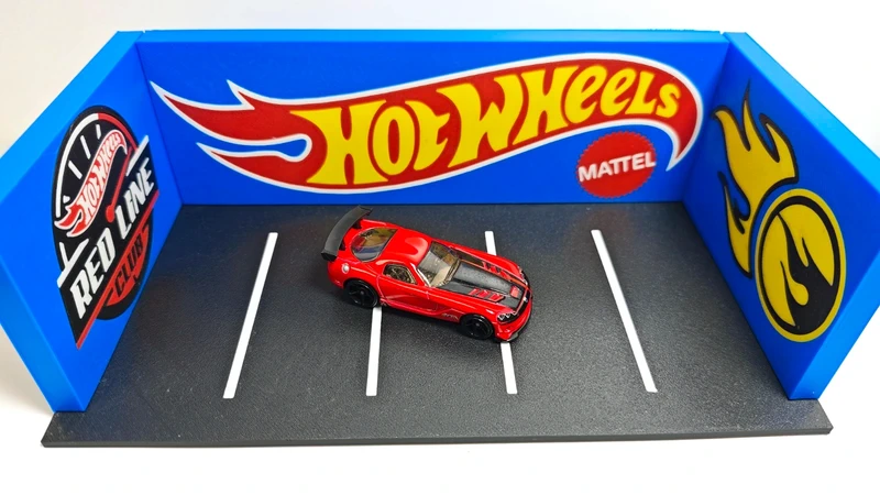 Carrinho de brincar Hot Wheels vermelho com suporte e painéis azuis decorados