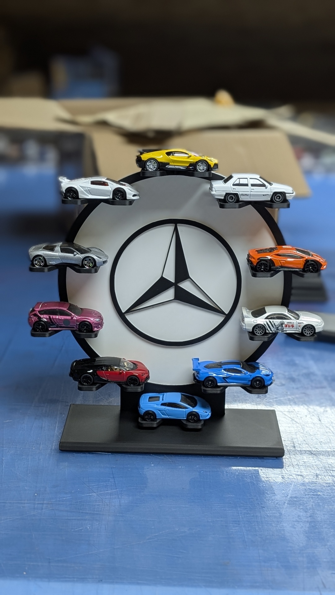 Display circular com logótipo Mercedes-Benz e 10 miniaturas de carros coloridos