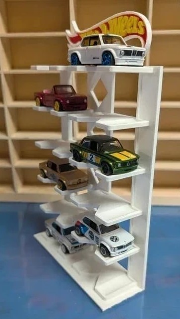 Expositor branco com carrinhos de brinquedo em miniatura