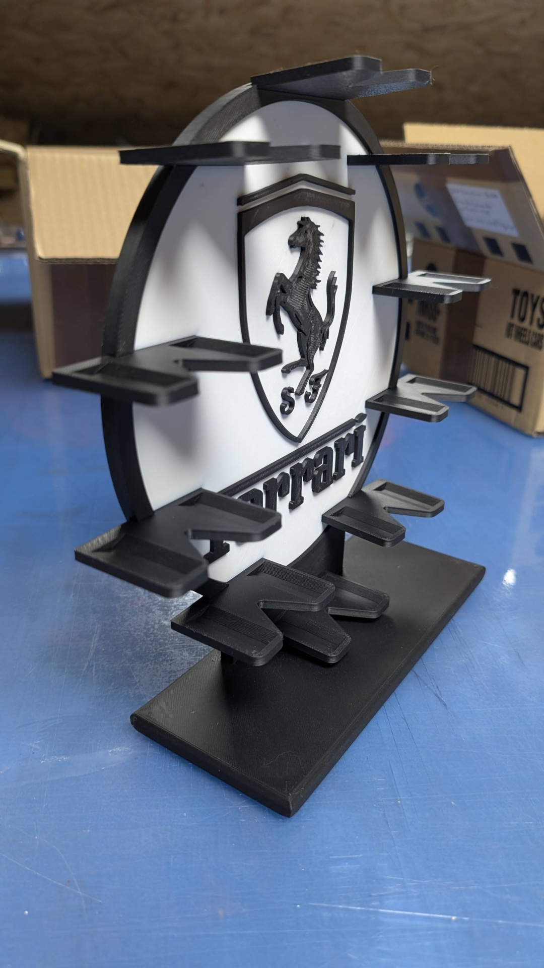 Suporte preto para óculos com logótipo Ferrari em relevo