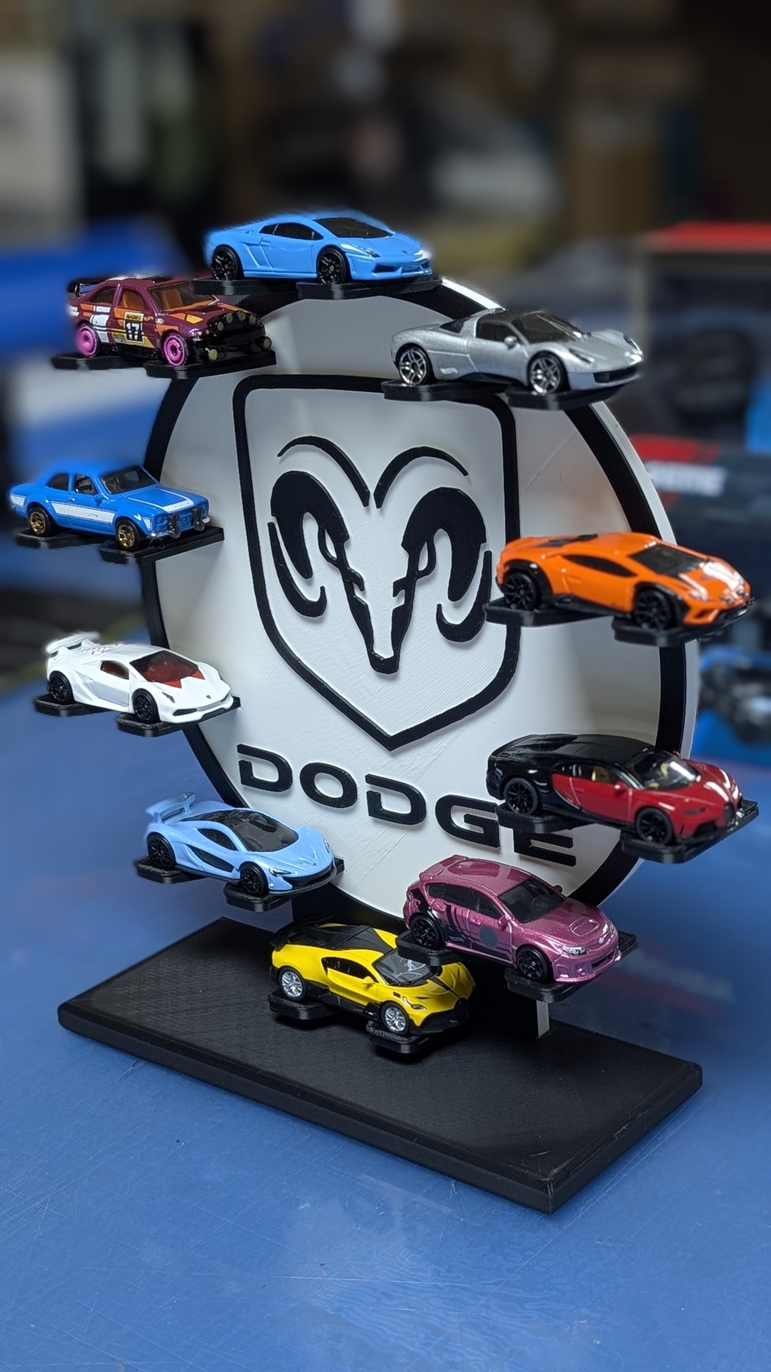 Expositor com logótipo Dodge e carrinhos de coleção coloridos.