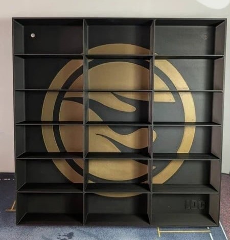 Estante preta com compartimentos e design dourado central