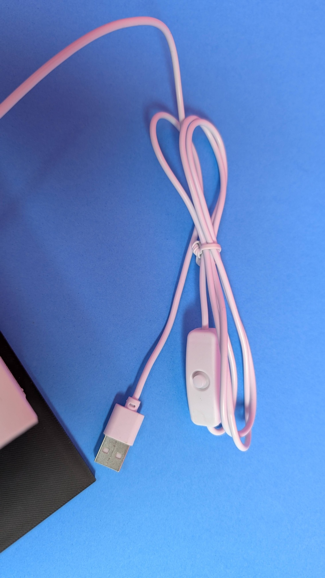 Cabo USB rosa com interruptor branco sobre fundo azul