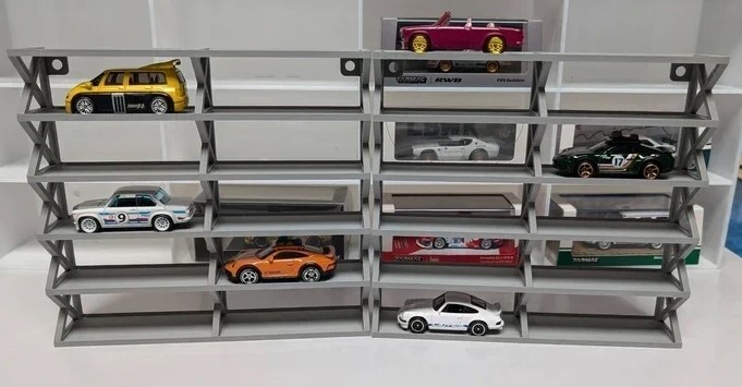 Expositor cinzento de plástico com carrinhos de brinquedo coloridos