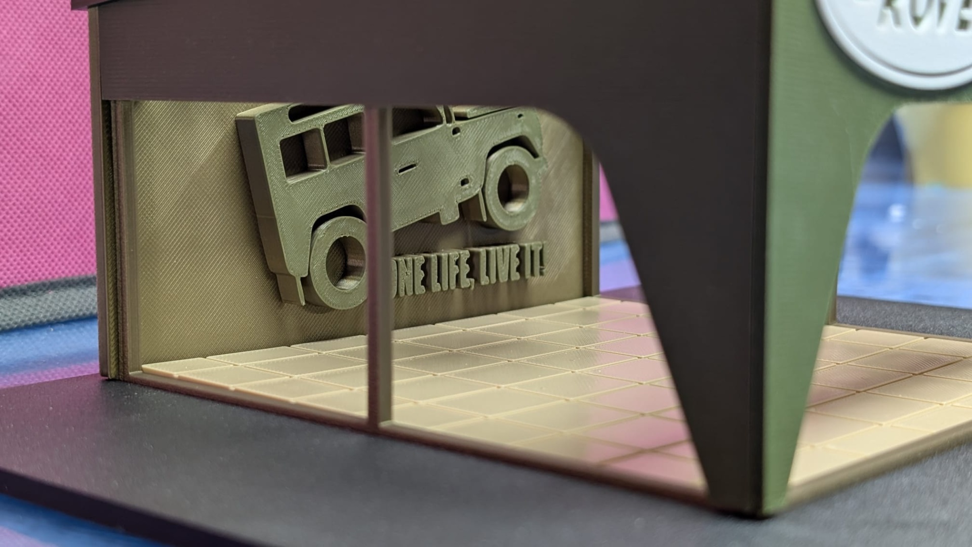 Miniatura decorativa de veículo com texto ONE LIFE. LIVE IT! em relevo