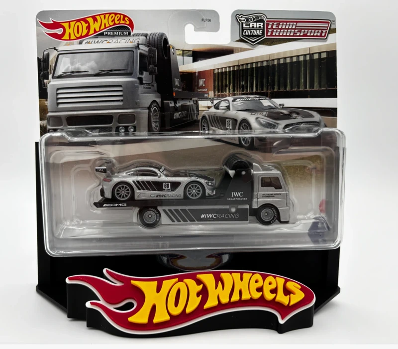 Conjunto Hot Wheels com camião e carro de corrida Mercedes AMG cinza.